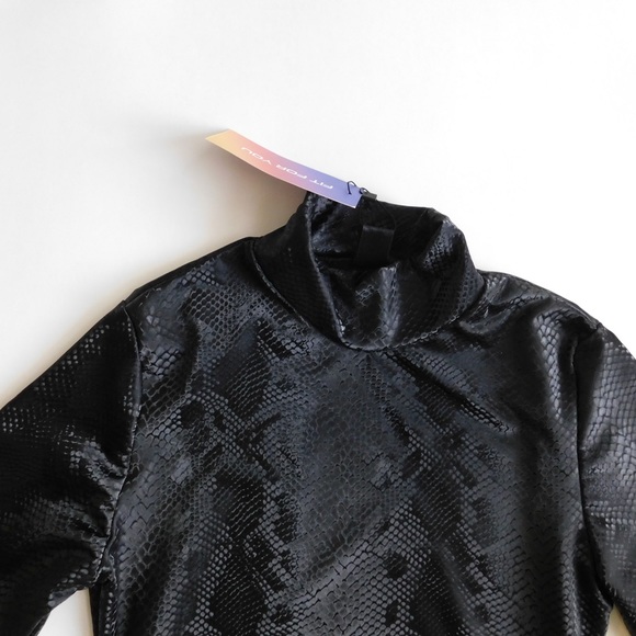 Fitted Snake Print Top (Xsmall) - Picture 6 of 10